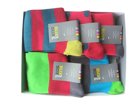 Bunte Socken mit Blockstreifen in Geschenkbox