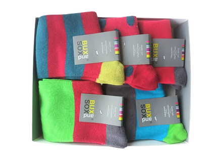 Bunte Socken mit Blockstreifen in Geschenkbox